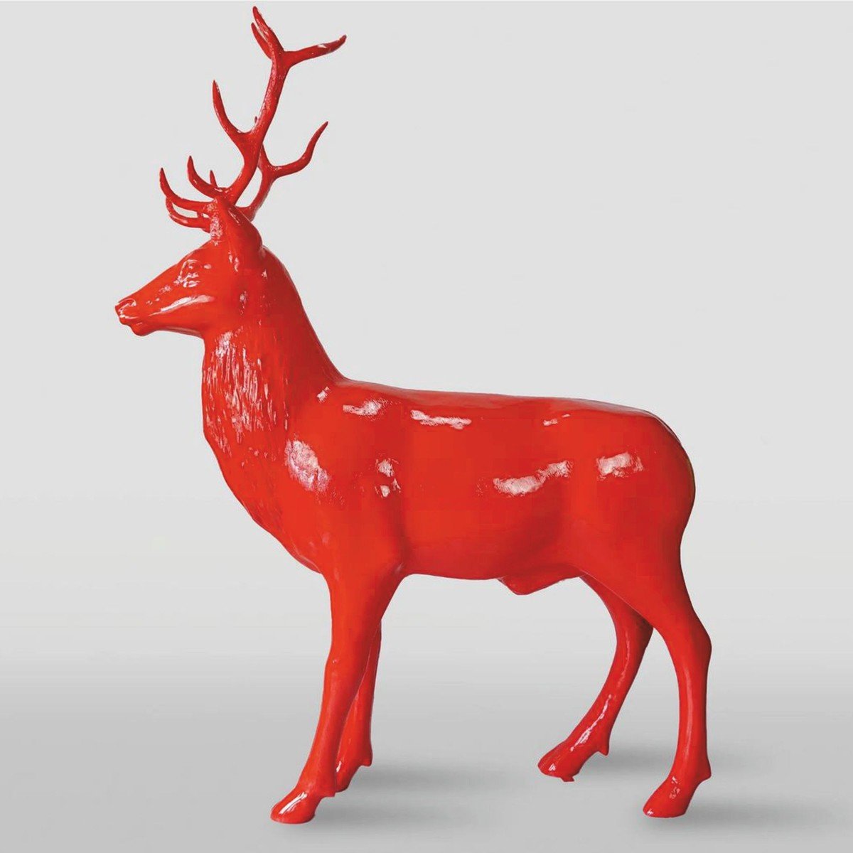 Rote Hirsch Skulptur mit 185 x 220 cm als lebensgroßer Blickfang im Garten von Casa Padrino