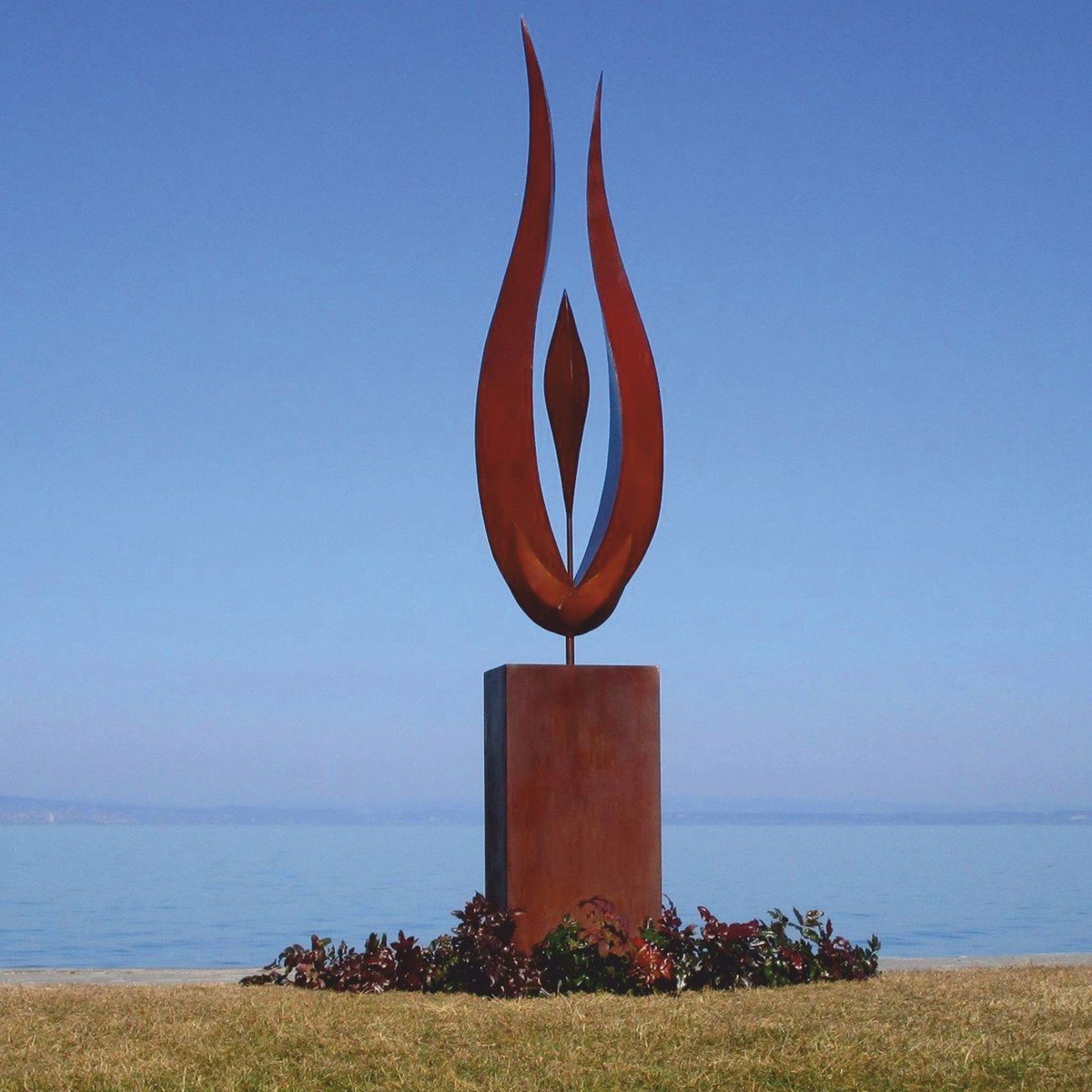 Flammenform aus Stahl in Rost auf Säule, 324 cm hoch, moderne Gartenskulpturen von Casa Padrino