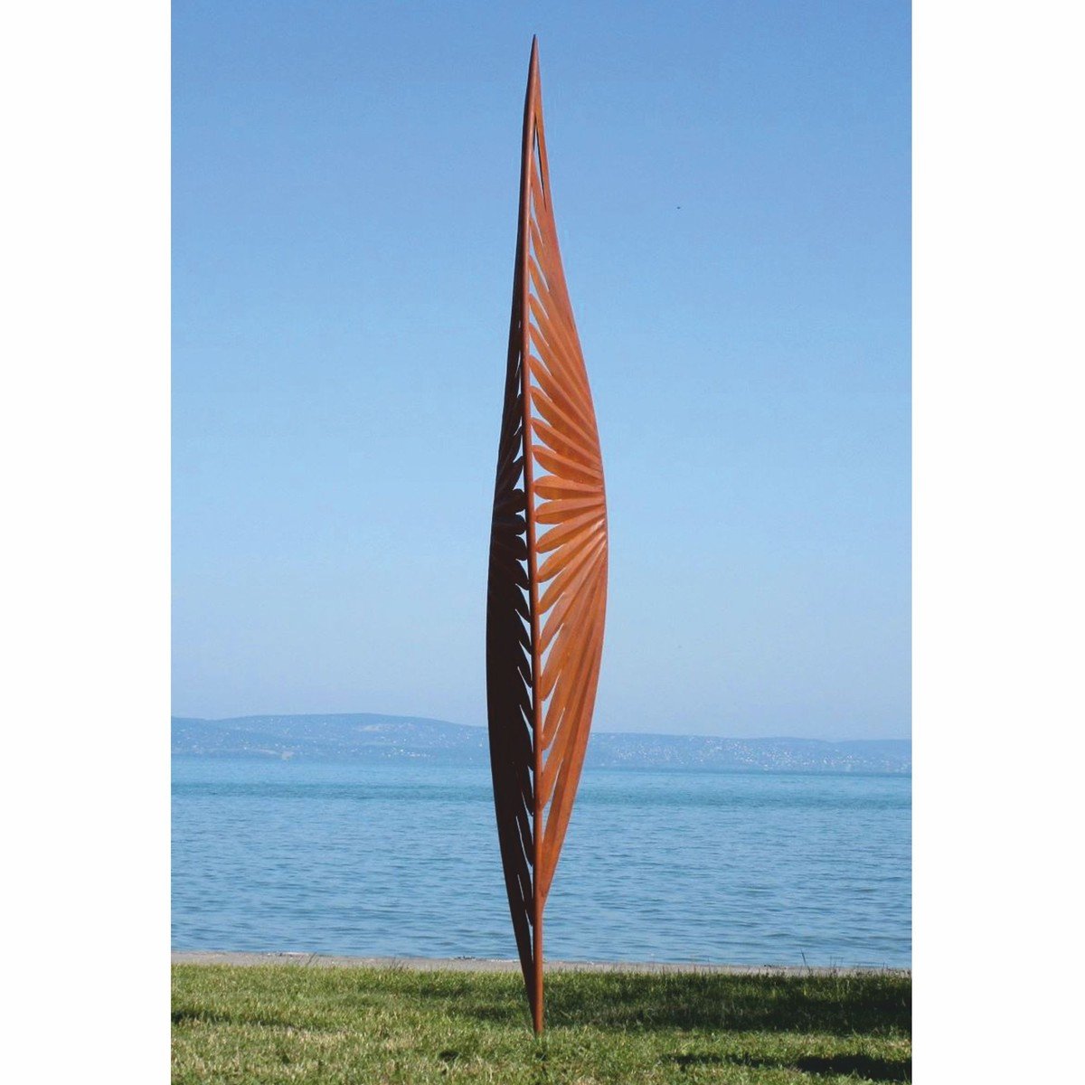 Moderne Gartenskulpturen: abstrakte Stele aus Stahl in Rost, 400 cm hoch, von Casa Padrino