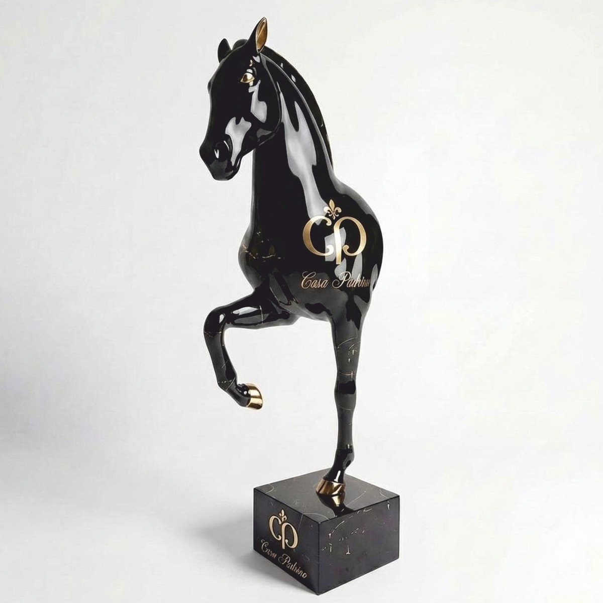 Pferdeskulptur auf Sockel in Schwarz und Gold mit 255 cm Höhe von Casa Padrino