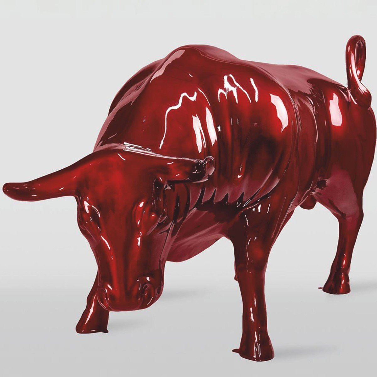 Stier Skulptur in glänzendem Metallic Rot mit 235 cm als kraftvoller Blickfang von Casa Padrino