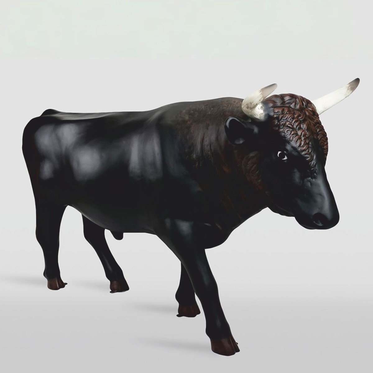 Naturnahe Stier Skulptur in Schwarz, Dunkelbraun und Weiß mit 233 cm von Casa Padrino