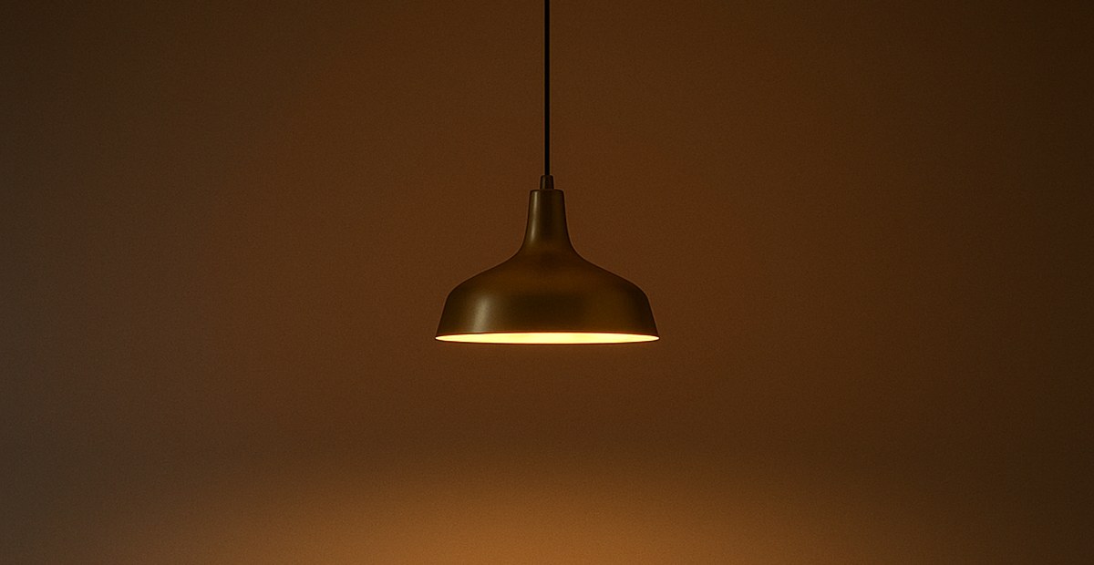 Leuchte ueber dem Esstisch auf richtiger Hoehe, der Lichtkegel liegt auf der Tischplatte