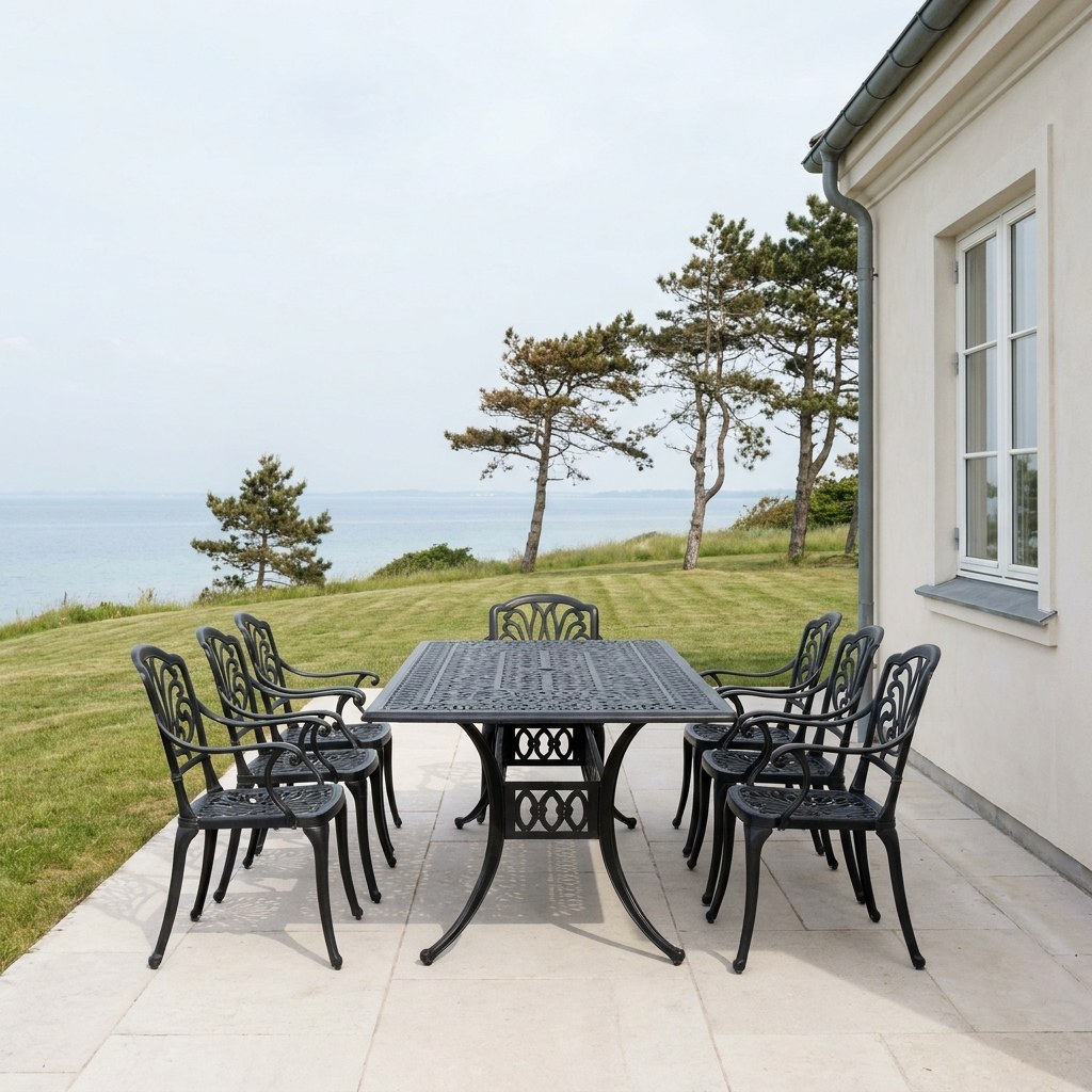 Luksus havemøbler i sort jern med spisebord og stole på terrassen i en villahave ved Strandvejen fra Casa Padrino