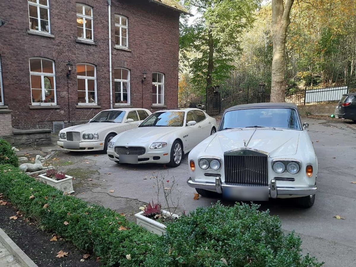 Courtyard in front of the Casa Padrino house in Essen with three classic cars