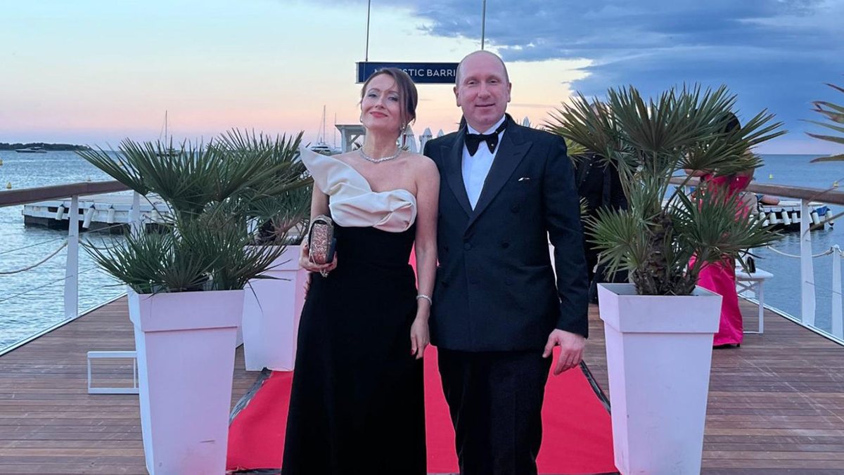 Marvin Schertl y la Dra. Sina Schertl en la entrega del premio en Cannes 2025