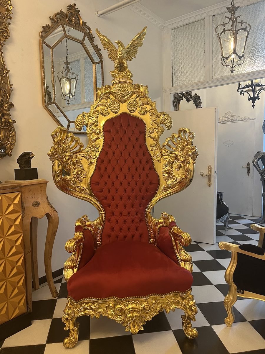 Recensioni clienti Casa Padrino: poltrona trono barocca in velluto rosso con cornice intagliata dorata e aquila sullo schienale