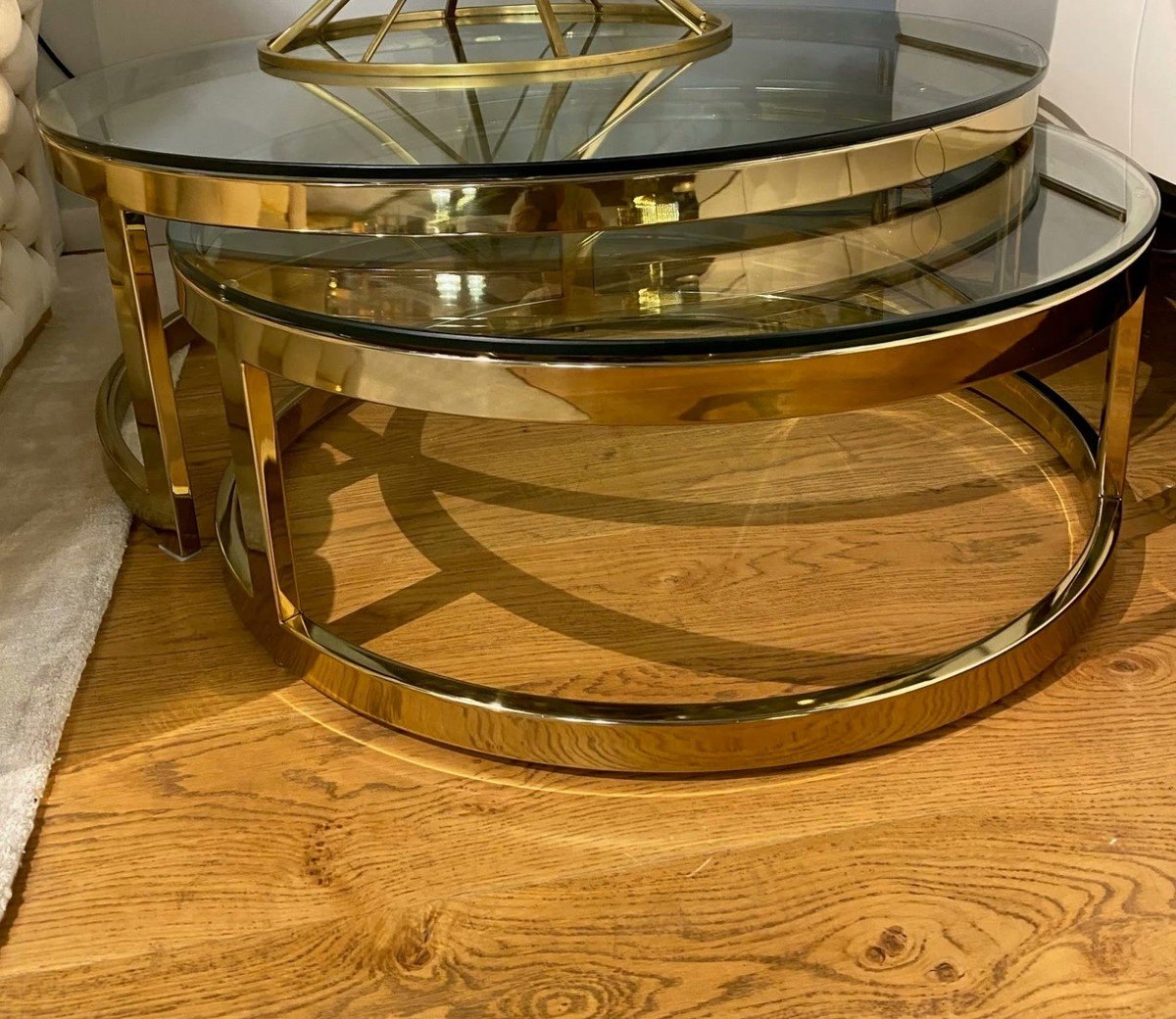 Set di tavolini oro con 2 tavolini da salotto rotondi e piani in vetro, Ø 100 x H. 35 cm, di Casa Padrino