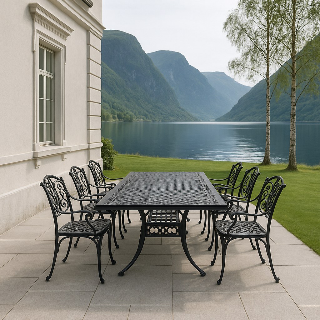 Luksus hagemøbler i svart jern med spisebord og stoler på terrassen til en villa ved fjorden fra Casa Padrino