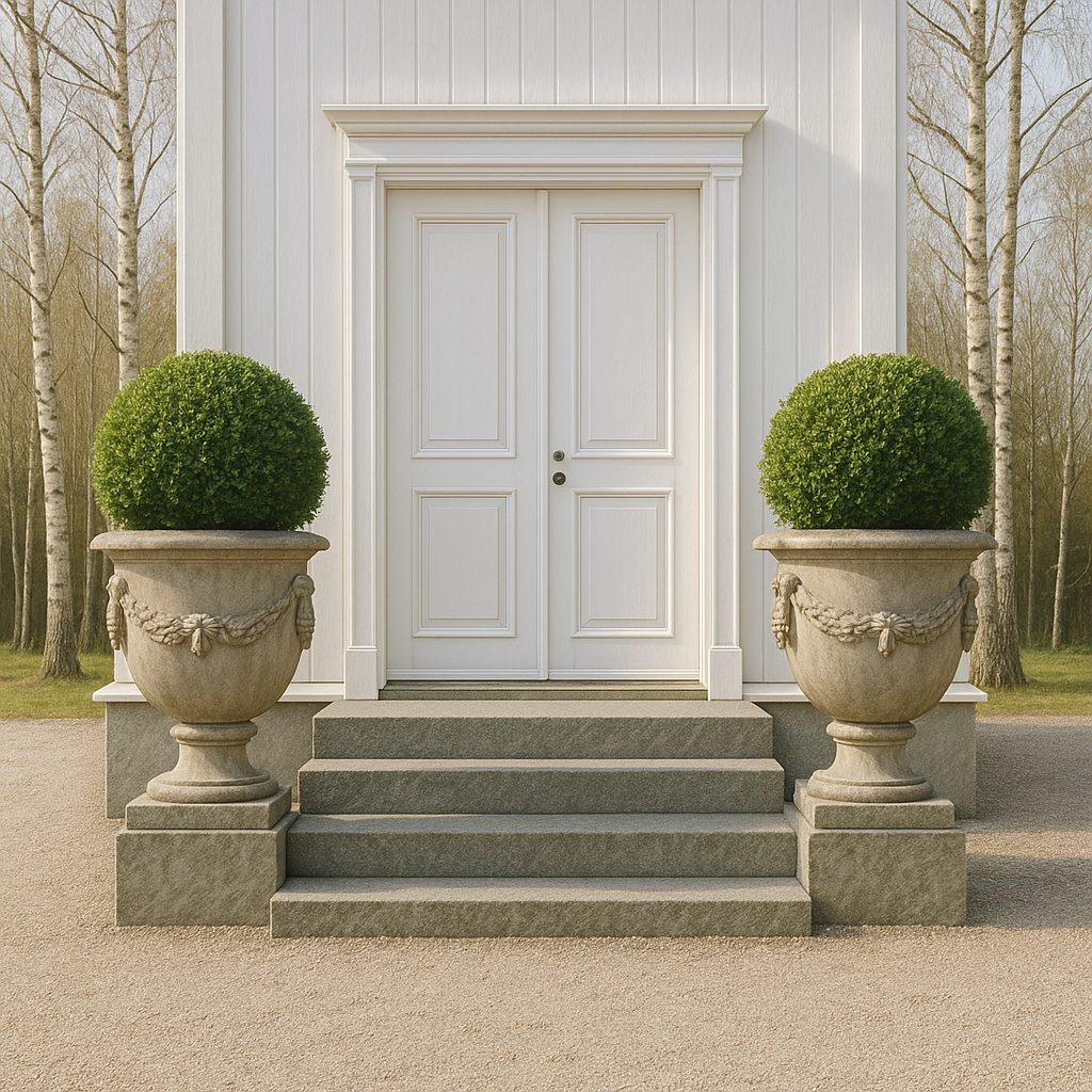 To store krukker i stein med buksbomkuler ved inngangsdøren til en norsk herregård fra Casa Padrino