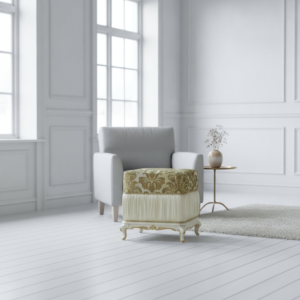 Barockpall i grönt, elfenben och guld framför en fåtölj i ett ljust svenskt vardagsrum från Casa Padrino