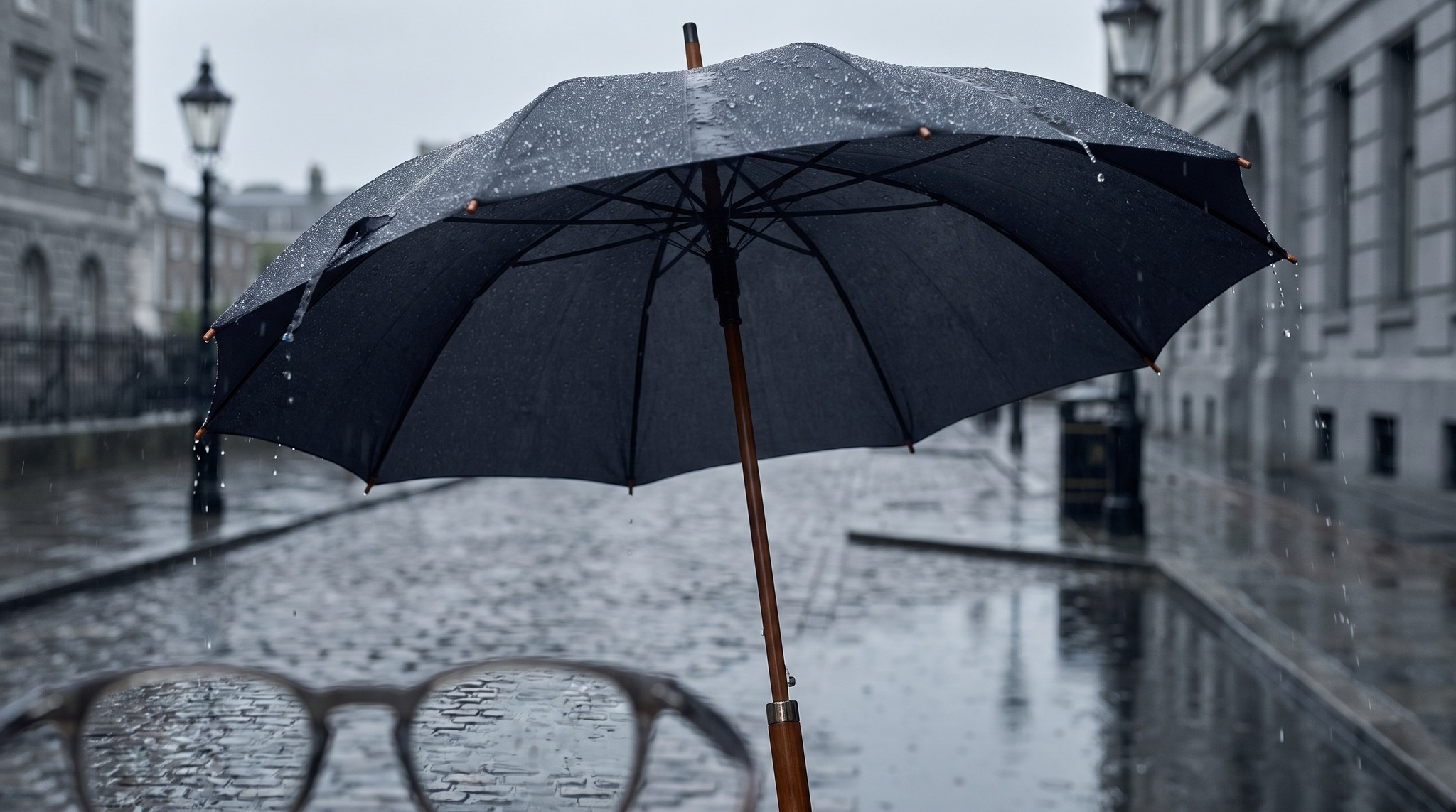 Schirm und Brille: Tropfen, Rand und Sichtfeld beim Regenschutz