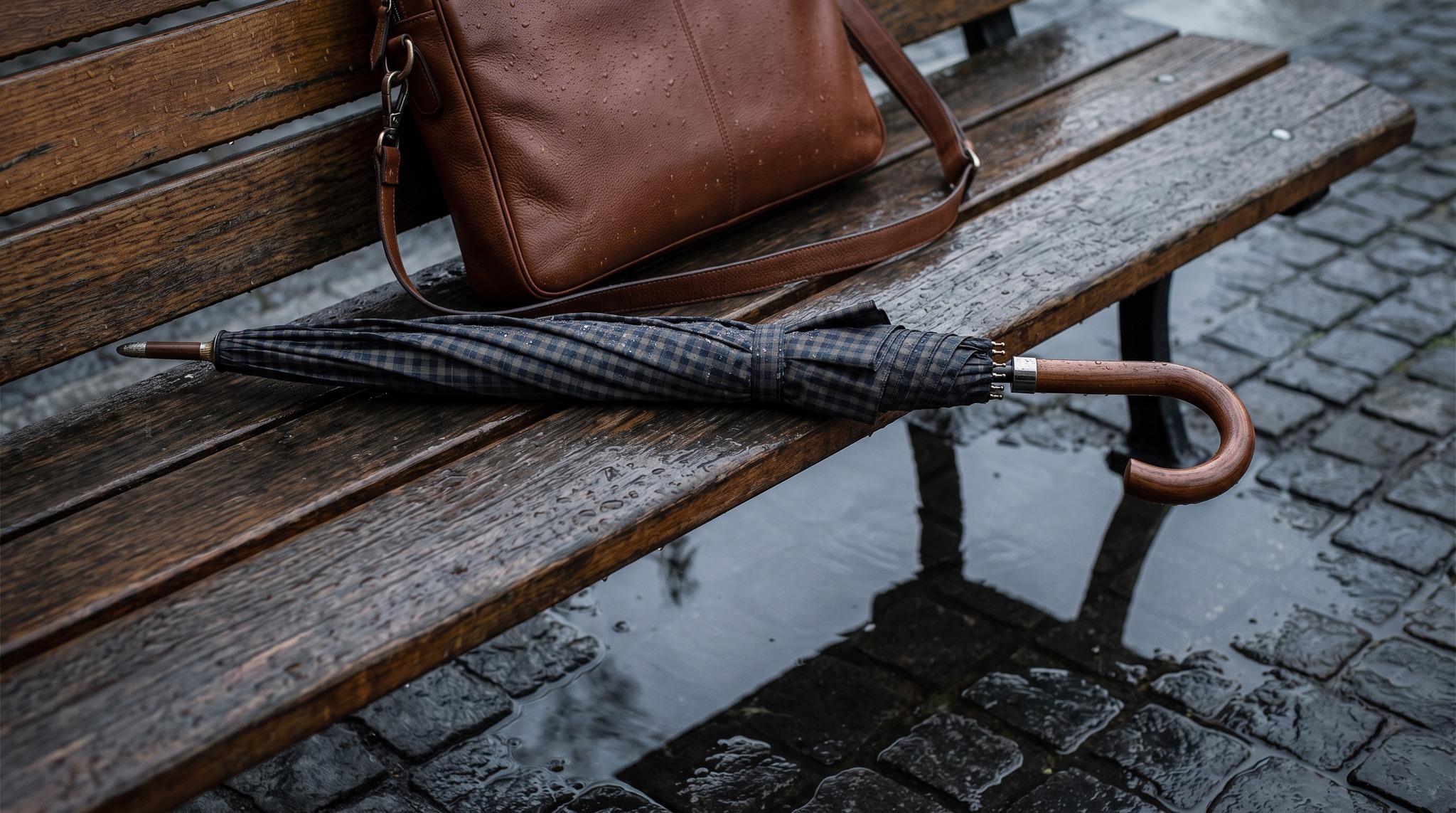 Regenschirm und Laptop-Tasche: Schutz vor Nässe für Elektronik