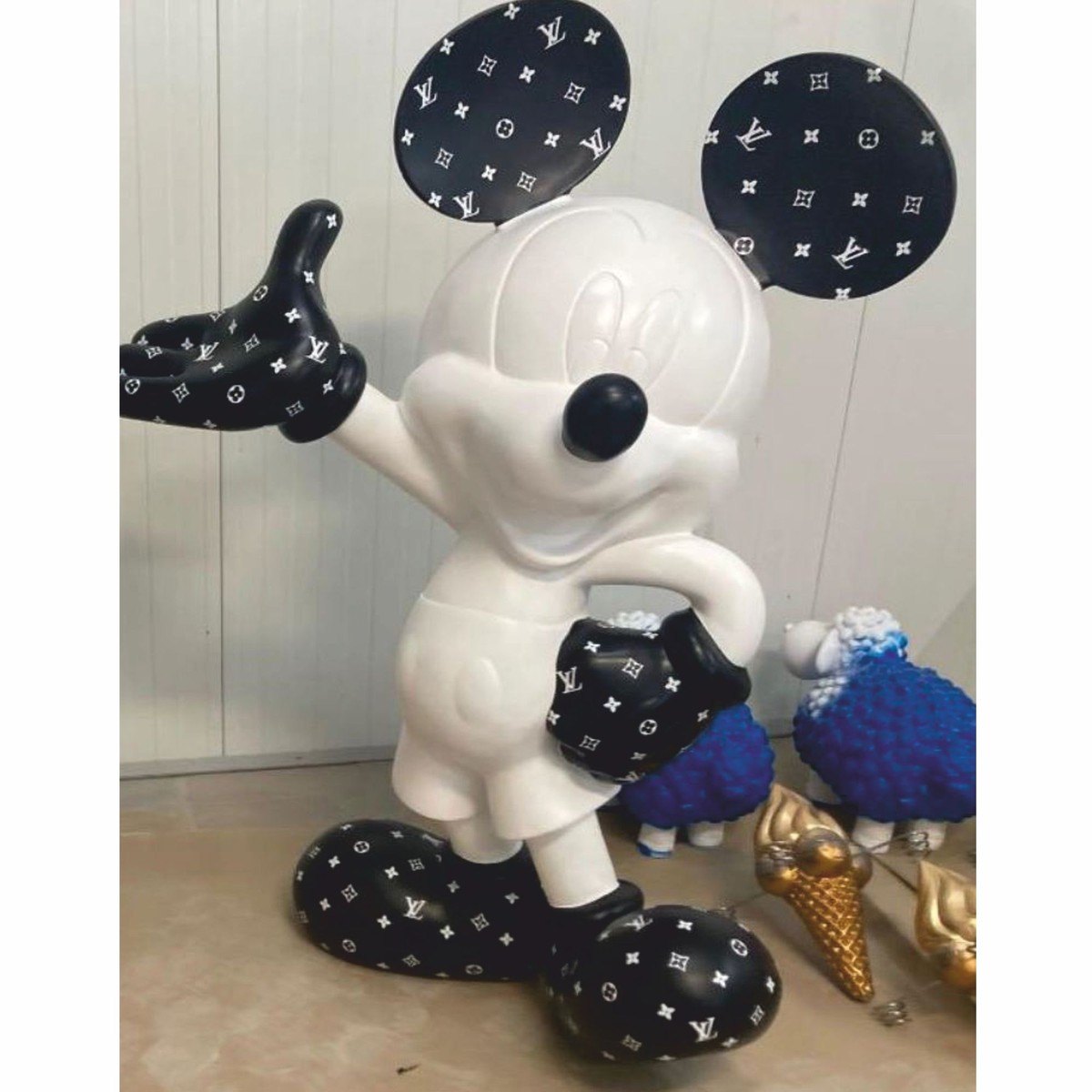 Esculturas de Ratones en un espacio refinado