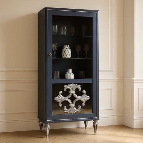 Vitrines Baroques de Luxe dans un intérieur clair devant un mur clair