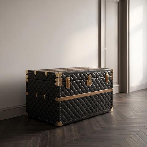 Accessoire d'hôtel, malle en cuir matelassé à coins en laiton