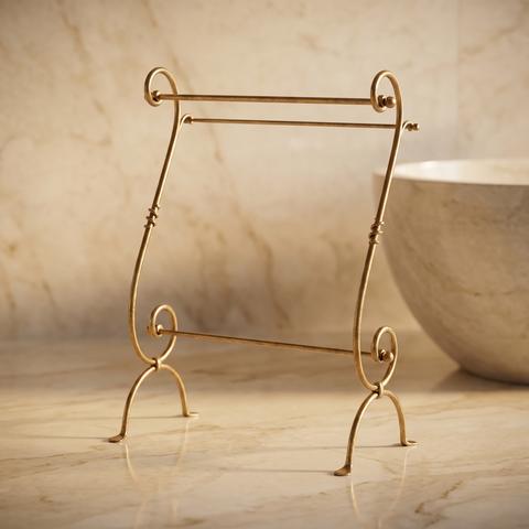Handtuchhalter aus Messing im Jugendstil neben der freistehenden Badewanne