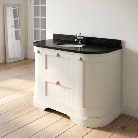 Waschschrank in Creme mit schwarzer Granitplatte im Landhausbad