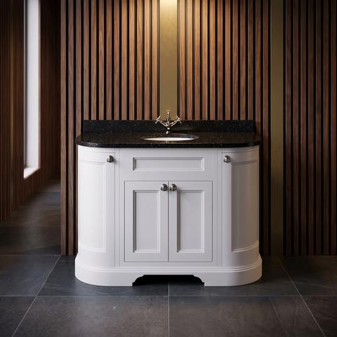 Meuble de salle de bain blanc à portes et plateau en granit noir