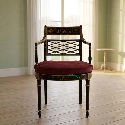 Silla barroca con reposabrazos y cojín rojo