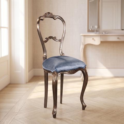 Silla de dama con marco plateado y asiento de terciopelo azul