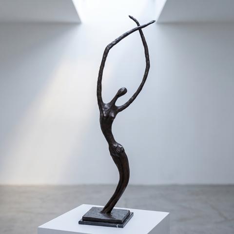 Figura astratta in bronzo su piedistallo bianco