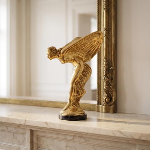 Figura femminile in bronzo dorato sul camino