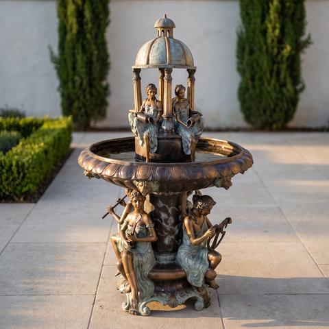 Springbrunnen aus Bronze mit Figuren und Kuppel, ohne Umrandung