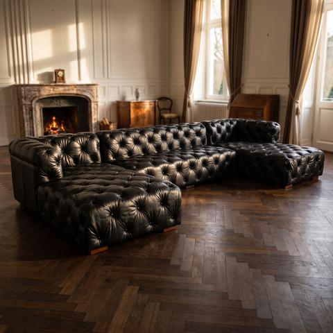 Canapé Chesterfield en U en cuir foncé devant une cheminée