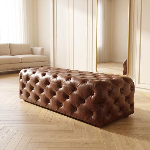 Repose-pieds Chesterfield en cuir véritable dans un dressing clair
