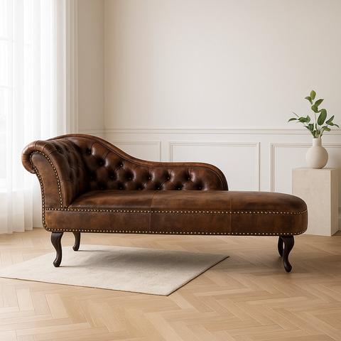 Chaise longue Chesterfield en cuir marron dans un séjour clair