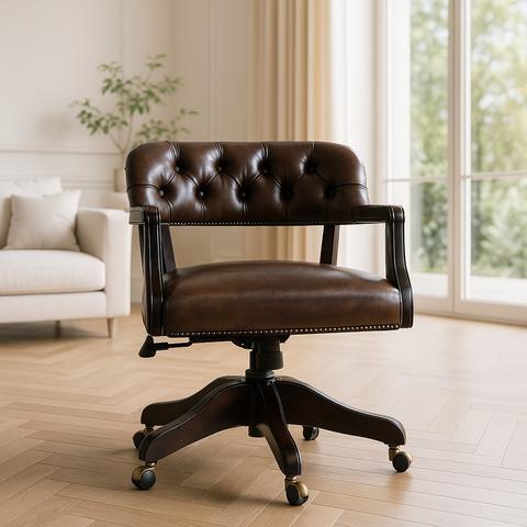 Chaise de bureau Chesterfield en cuir marron près d'une haute fenêtre