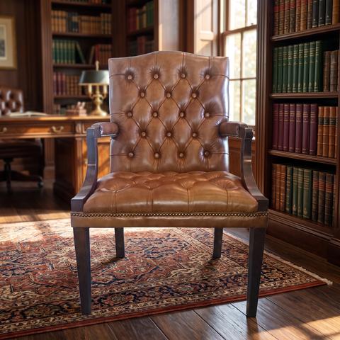 Chaise Chesterfield avec accoudoirs en cuir véritable dans une bibliothèque
