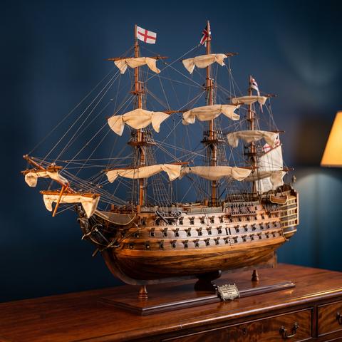 Barco de modelismo en madera con jarcia completa sobre soporte