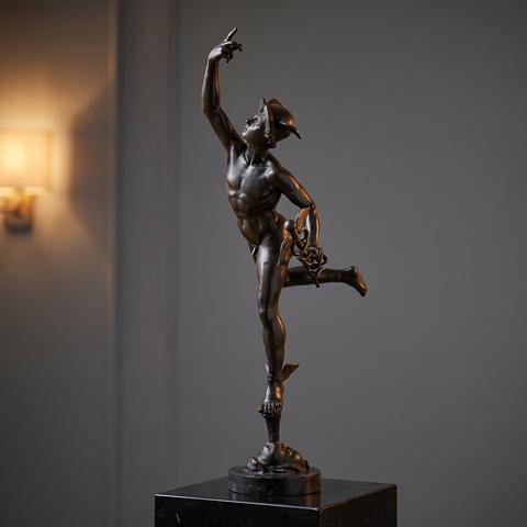 Figura de bronce de un mensajero sobre base de mármol negro