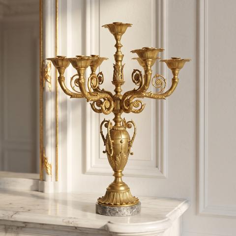 Candelabro de bronce dorado con cinco brazos
