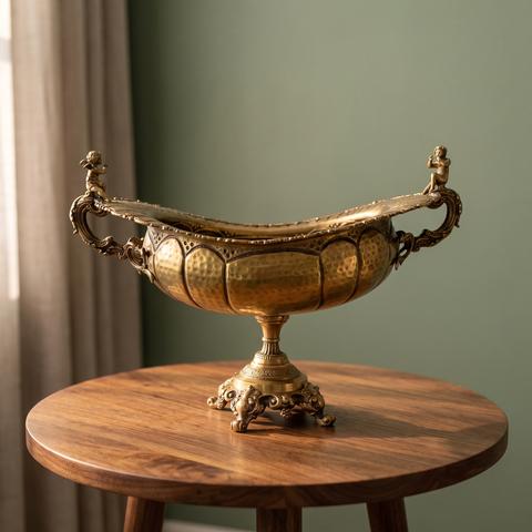 Copa decorativa de latón martillado con asas de querubines