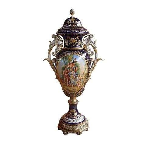 Jarrón con tapa de porcelana pintada con asas doradas