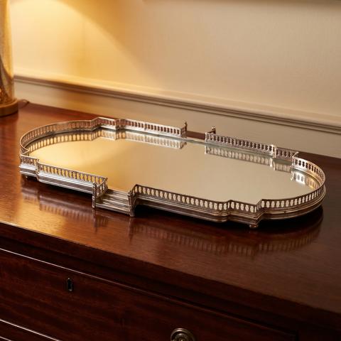 Bandeja de metal plateado con galería