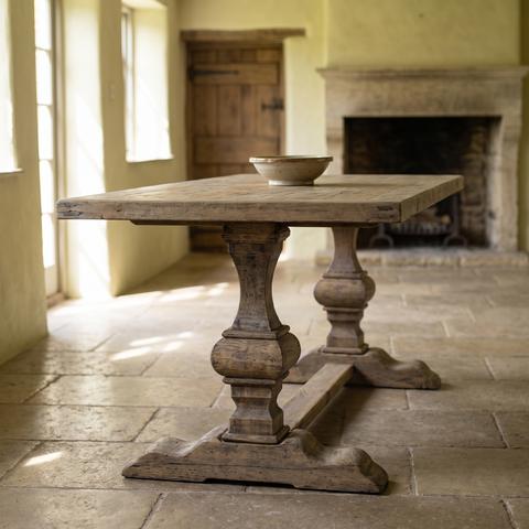 Massiver Holztisch mit gedrechselten Balusterfüßen auf Natursteinboden