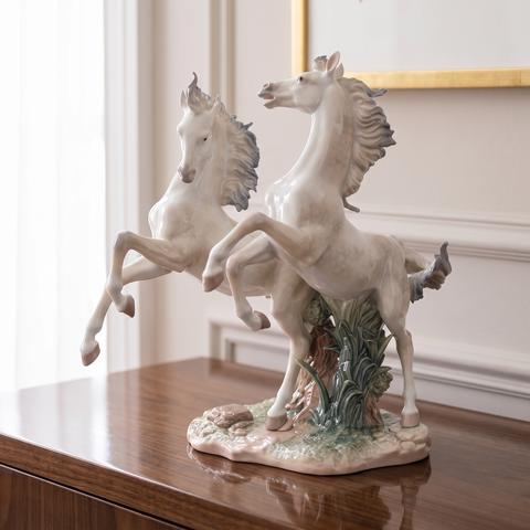 Figurine en porcelaine sur une console en noyer