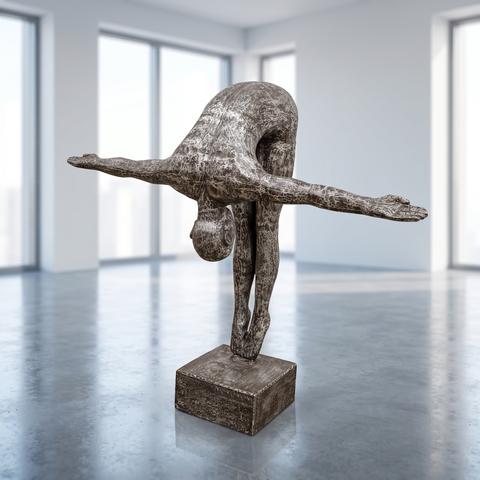 Figurine en aluminium à surface miroir dans une pièce claire