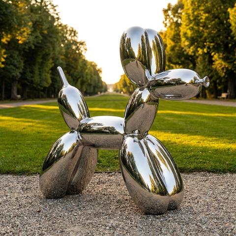 Sculpture XXL en résine dans une allée de parc