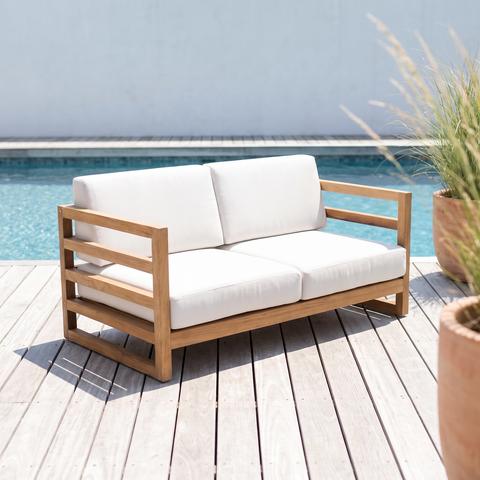 Massivholz Lounge Sofa aus Teak mit weißen Polstern am Pool