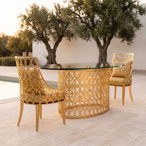 Luxus Gartentisch mit goldenem Filigrangestell und zwei Stühlen