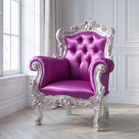 Sillón barroco infantil en raso magenta con marco plateado tallado