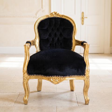 Silla barroca infantil en terciopelo negro con estructura dorada tallada