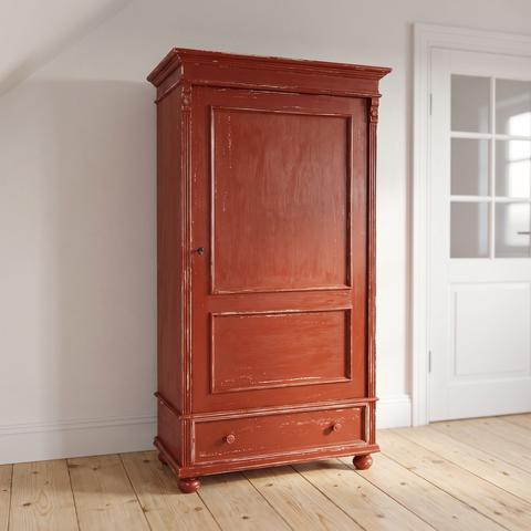 Landhausstil Kleiderschrank in Rotbraun mit sichtbaren Gebrauchsspuren