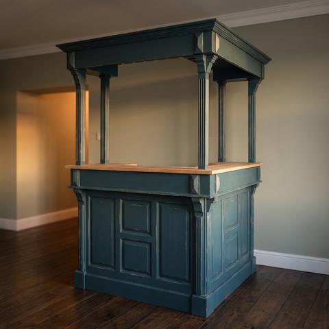 Landhausstil Bar Theke in Petrolblau mit Eichenplatte und Dach