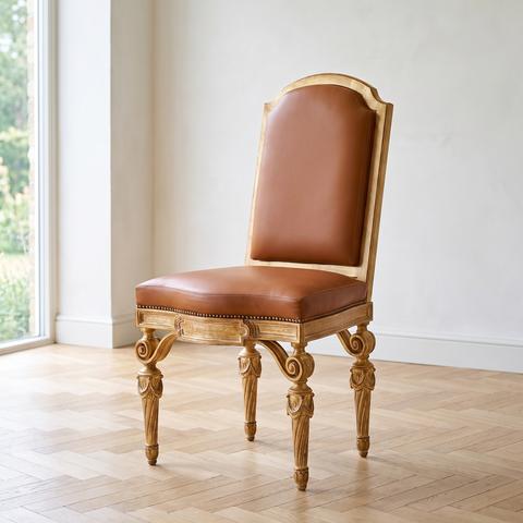Chaise en cuir cognac à pieds sculptés dorés